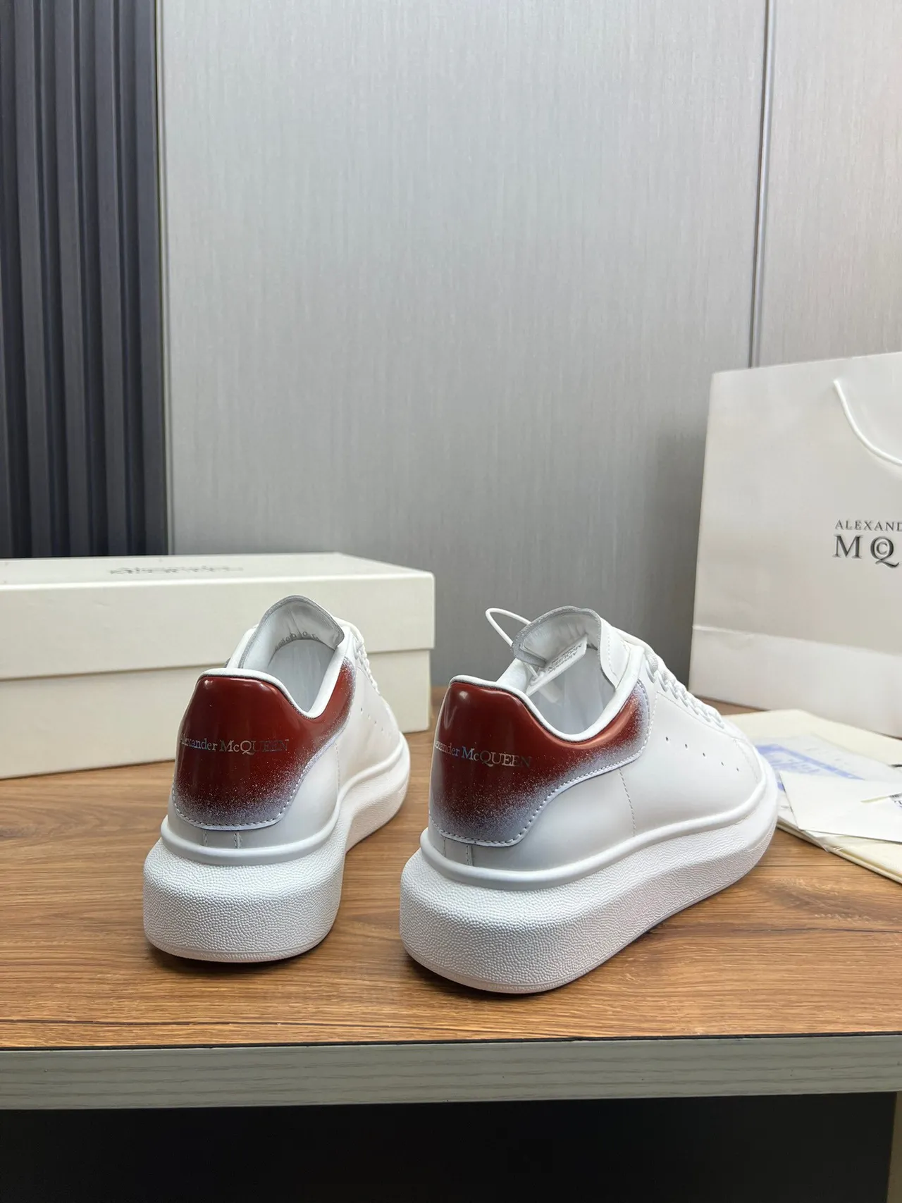 Alexander McQueen 超大运动鞋 白色红色平台鞋底 光滑皮革鞋面 生活方式运动鞋 5