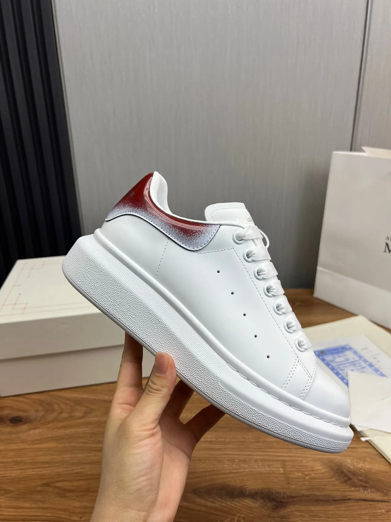 Alexander McQueen 超大运动鞋 白色红色平台鞋底 光滑皮革鞋面 生活方式运动鞋 6