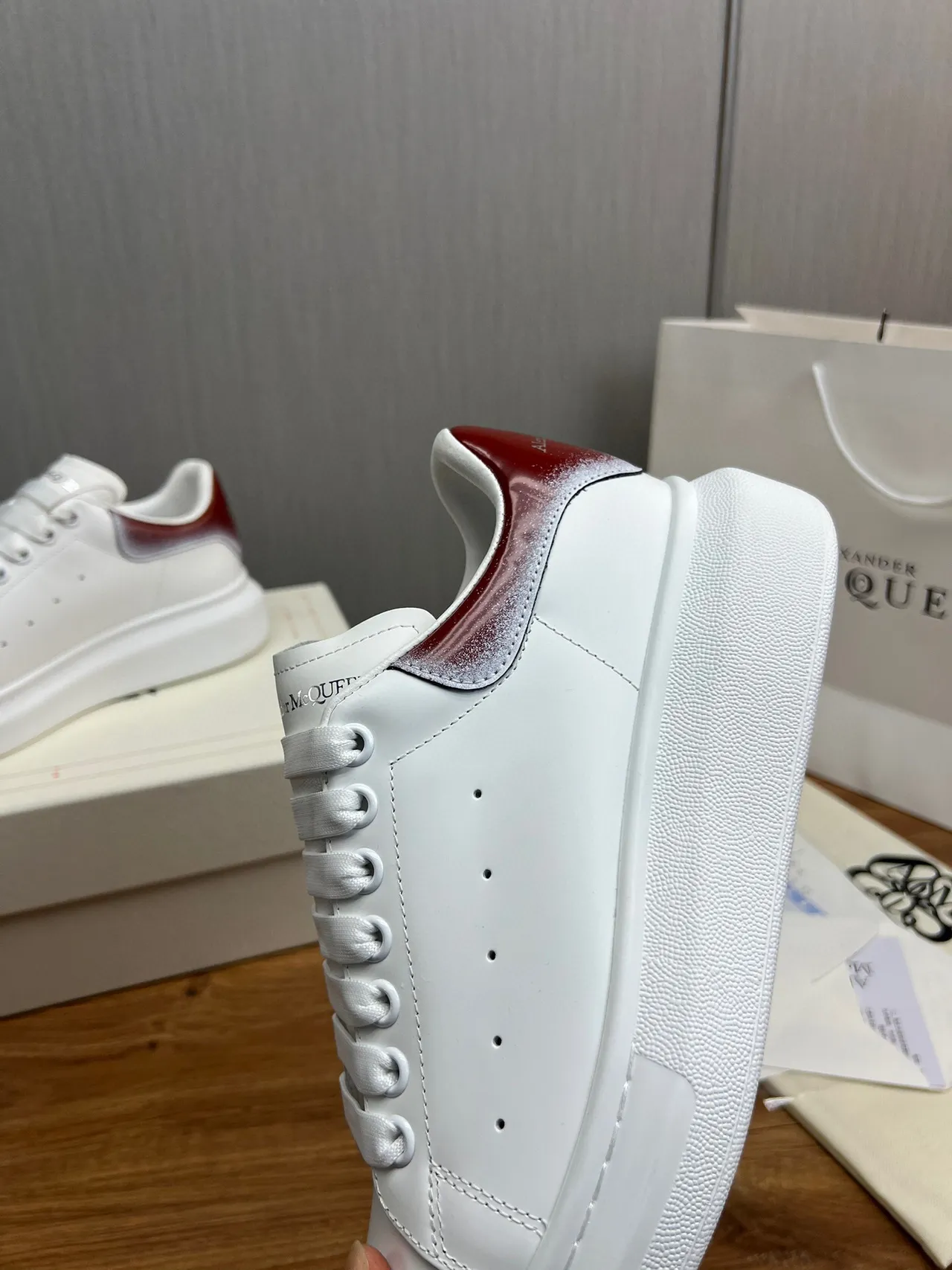 Alexander McQueen 超大运动鞋 白色红色平台鞋底 光滑皮革鞋面 生活方式运动鞋 7