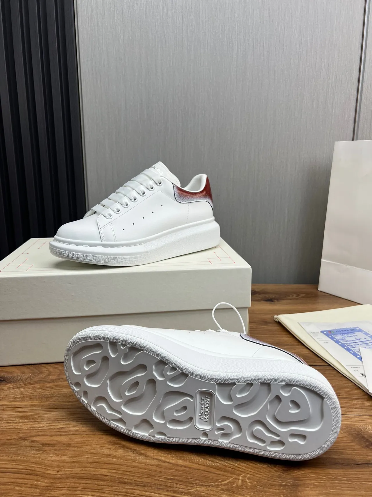 Alexander McQueen 超大运动鞋 白色红色平台鞋底 光滑皮革鞋面 生活方式运动鞋 8
