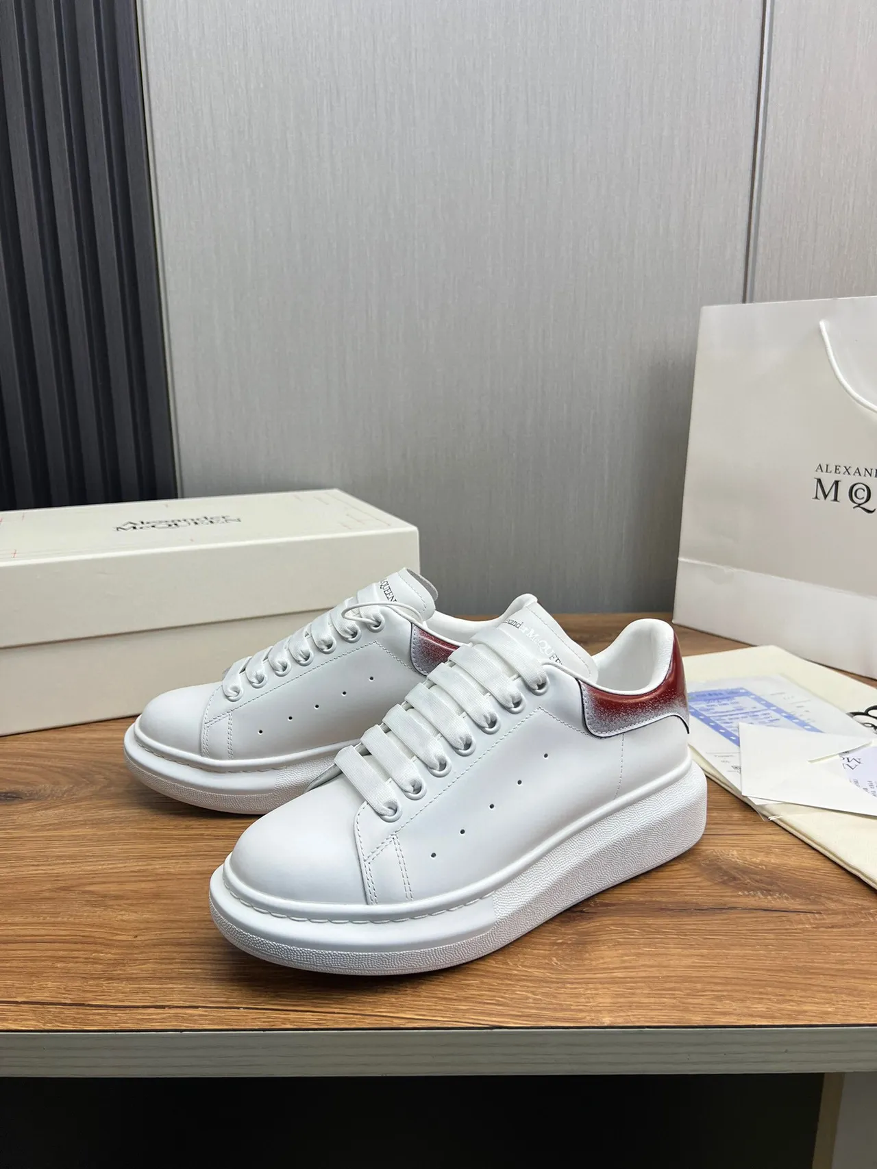 Alexander McQueen 超大运动鞋 白色红色平台鞋底 光滑皮革鞋面 生活方式运动鞋 9