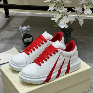 Alexander McQueen सफेद और लाल प्लेटफॉर्म सोल डायगोनल स्ट्राइप्स लाइफस्टाइल स्नीकर्स