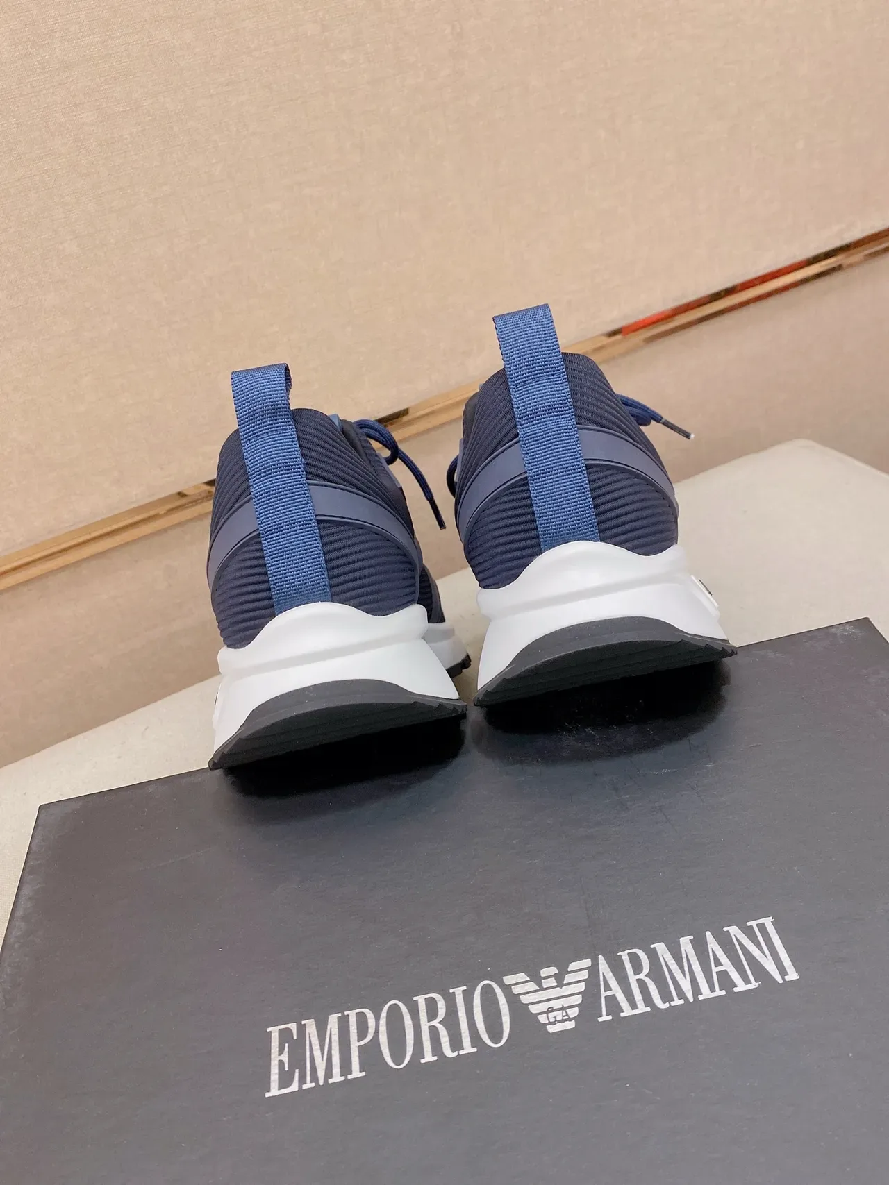 Armani Exchange Zapatillas Lifestyle Azul Marino y Blanco 4
