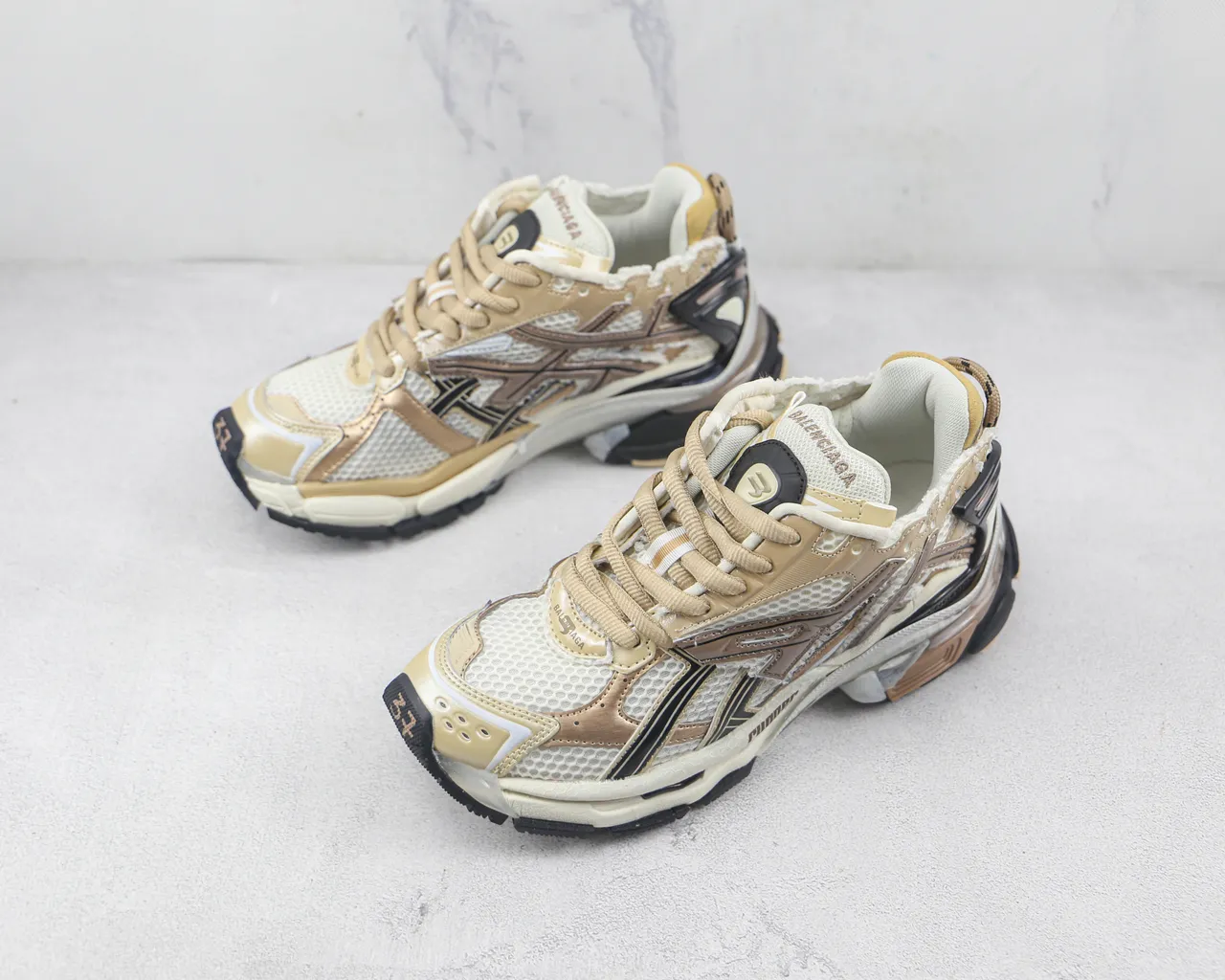 ASICS حذاء رياضي بيج أسود شبكة وطبقة تركيبية مبنية منحوتة كثافة متعددة وسط كعب أحذية رياضية 4
