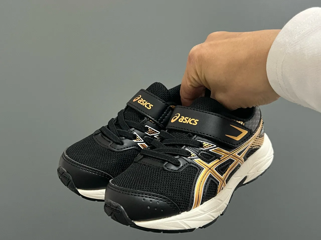 ASICS أسود ذهبي أحذية جري منخفضة الكعب مع وجه علوي شبكي وصناعي 11