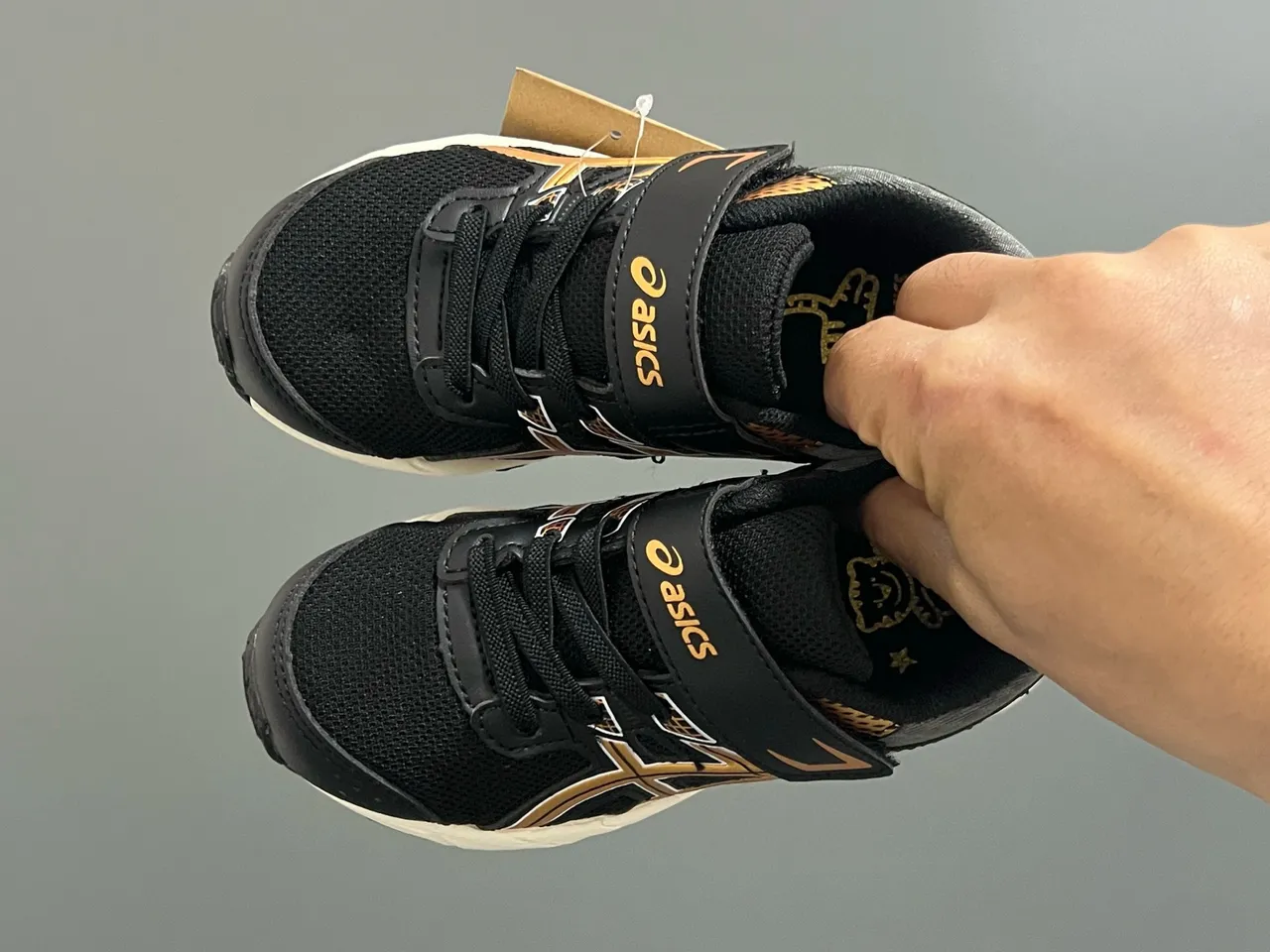 ASICS أسود ذهبي أحذية جري منخفضة الكعب مع وجه علوي شبكي وصناعي 12