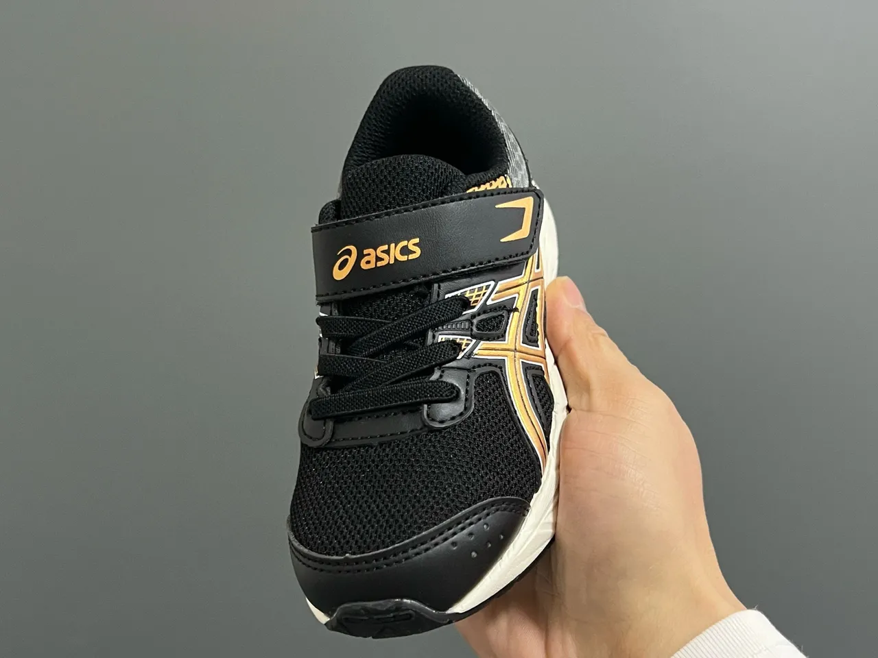 ASICS أسود ذهبي أحذية جري منخفضة الكعب مع وجه علوي شبكي وصناعي 13
