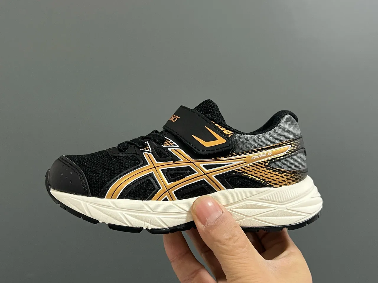 ASICS أسود ذهبي أحذية جري منخفضة الكعب مع وجه علوي شبكي وصناعي 14
