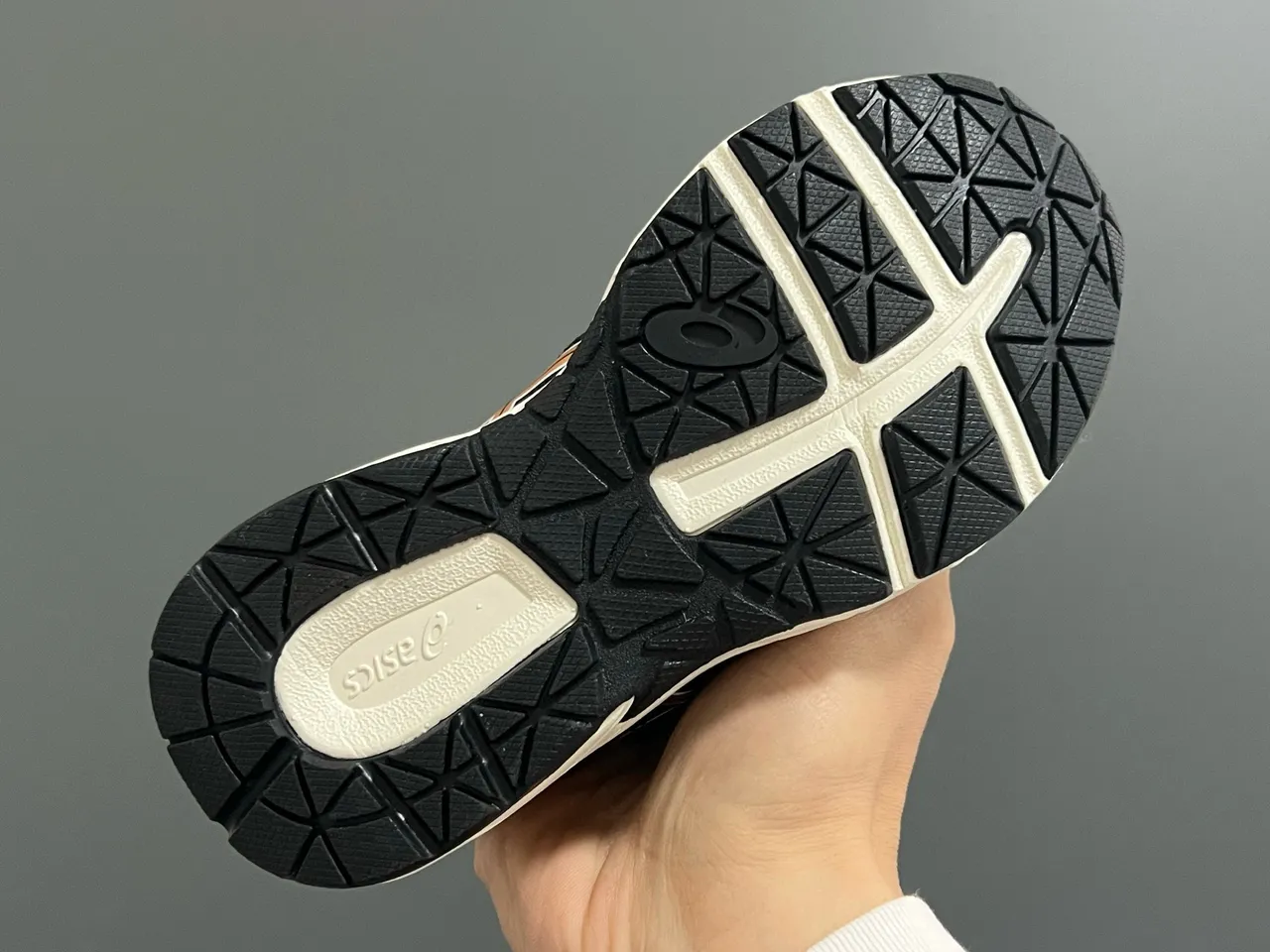 ASICS أسود ذهبي أحذية جري منخفضة الكعب مع وجه علوي شبكي وصناعي 15