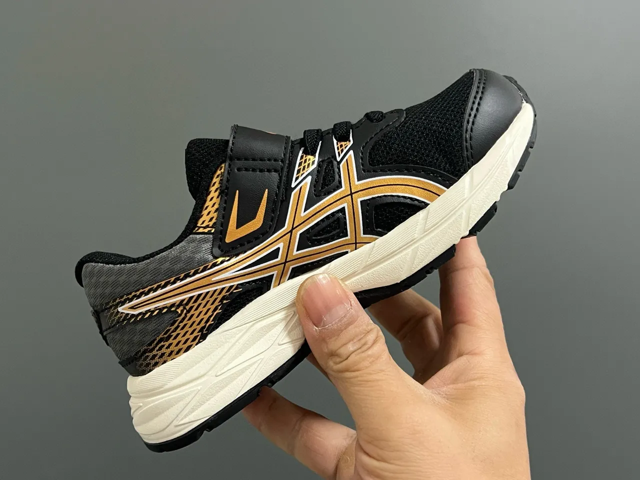 ASICS أسود ذهبي أحذية جري منخفضة الكعب مع وجه علوي شبكي وصناعي 16