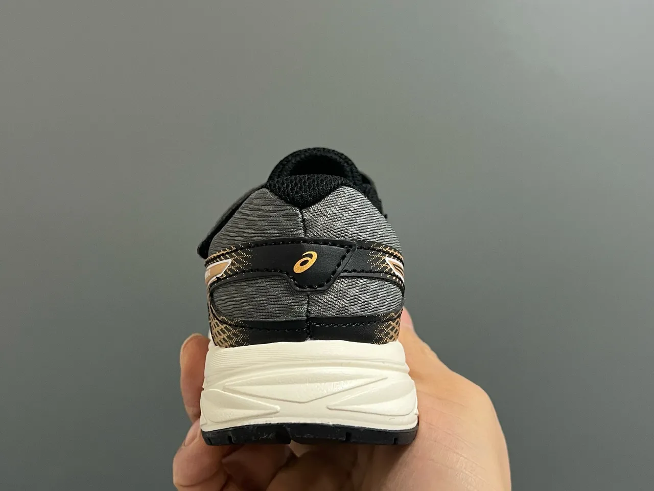 ASICS أسود ذهبي أحذية جري منخفضة الكعب مع وجه علوي شبكي وصناعي 17