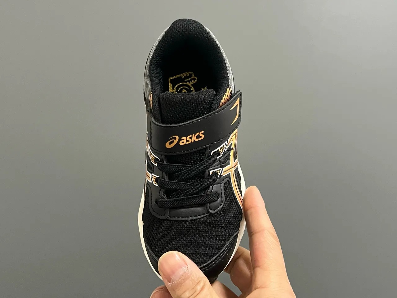 ASICS أسود ذهبي أحذية جري منخفضة الكعب مع وجه علوي شبكي وصناعي 18