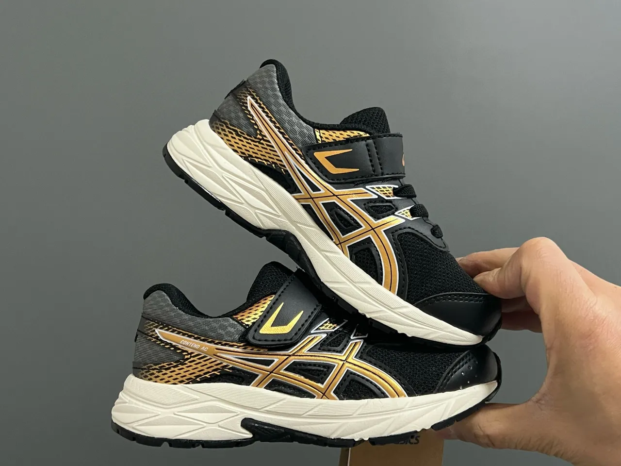 ASICS أسود ذهبي أحذية جري منخفضة الكعب مع وجه علوي شبكي وصناعي 19