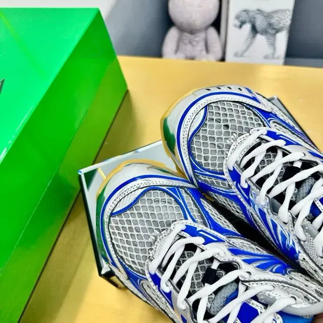 ASICS Sneakers lifestyle bleu blanc en mesh et construction synthétique avec superposition et branding à rayures de tigre 2