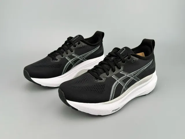 ASICS Gel-Kayano Chaussures de course noires et blanches 6