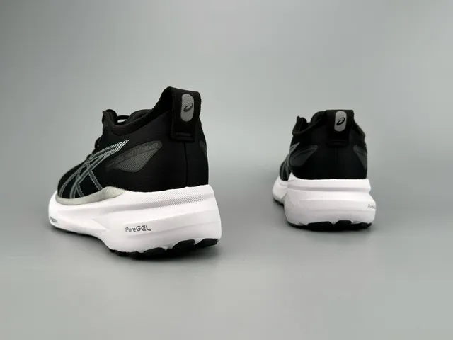 ASICS Gel-Kayano Chaussures de course noires et blanches 7
