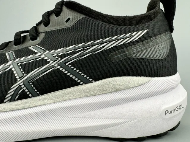 ASICS Gel-Kayano Chaussures de course noires et blanches 8