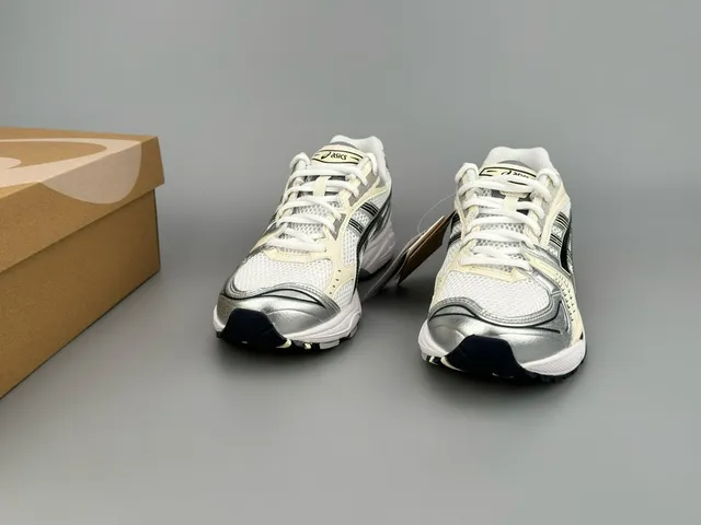 ASICS Gel-Kayano Off-White Silver Black Running Shoes 4