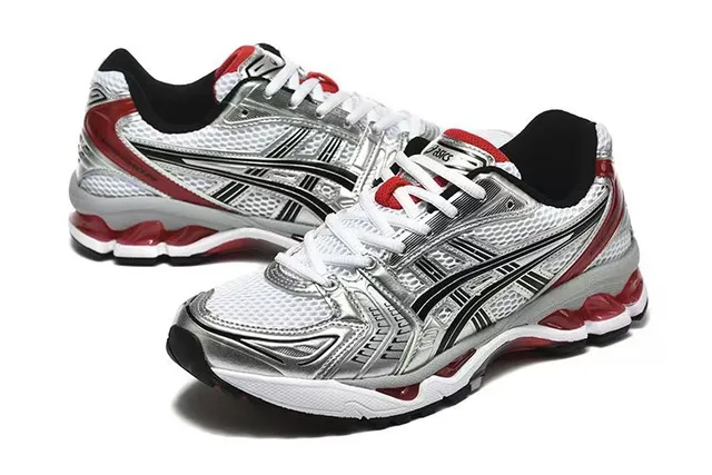 ASICS Gel-Kayano Tênis de corrida prateados e vermelhos 3