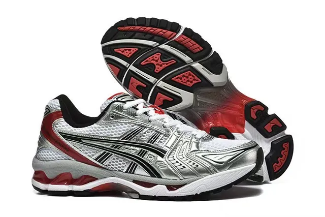 ASICS Gel-Kayano Tênis de corrida prateados e vermelhos 4