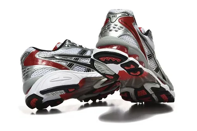 ASICS Gel-Kayano Tênis de corrida prateados e vermelhos 5