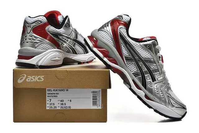 ASICS Gel-Kayano Tênis de corrida prateados e vermelhos 6