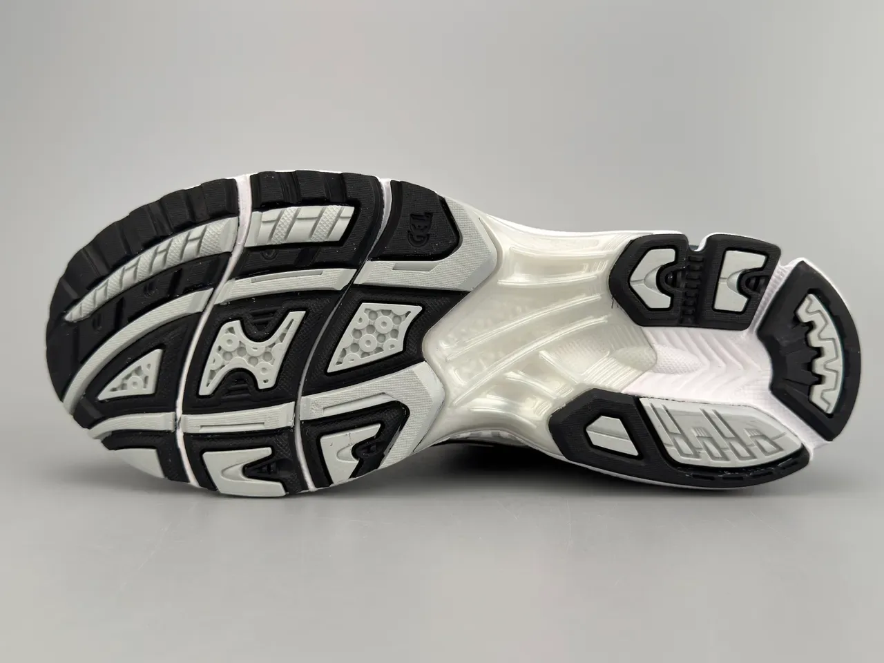 ASICS Gel-Kayano Silver White Black Running Shoes 8
