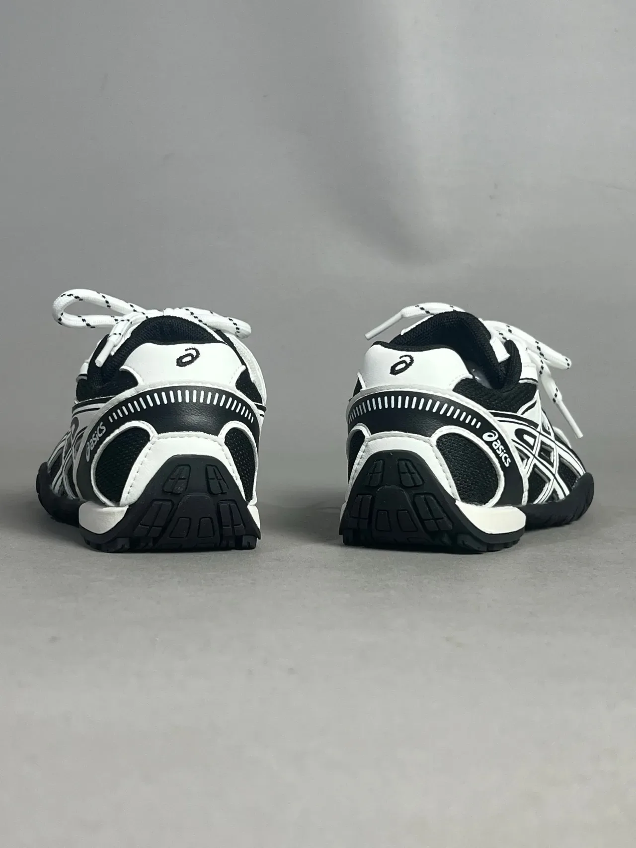 ASICS Tênis de Quadra Interior Branco Prateado Cinza Lifestyle Sneakers 17