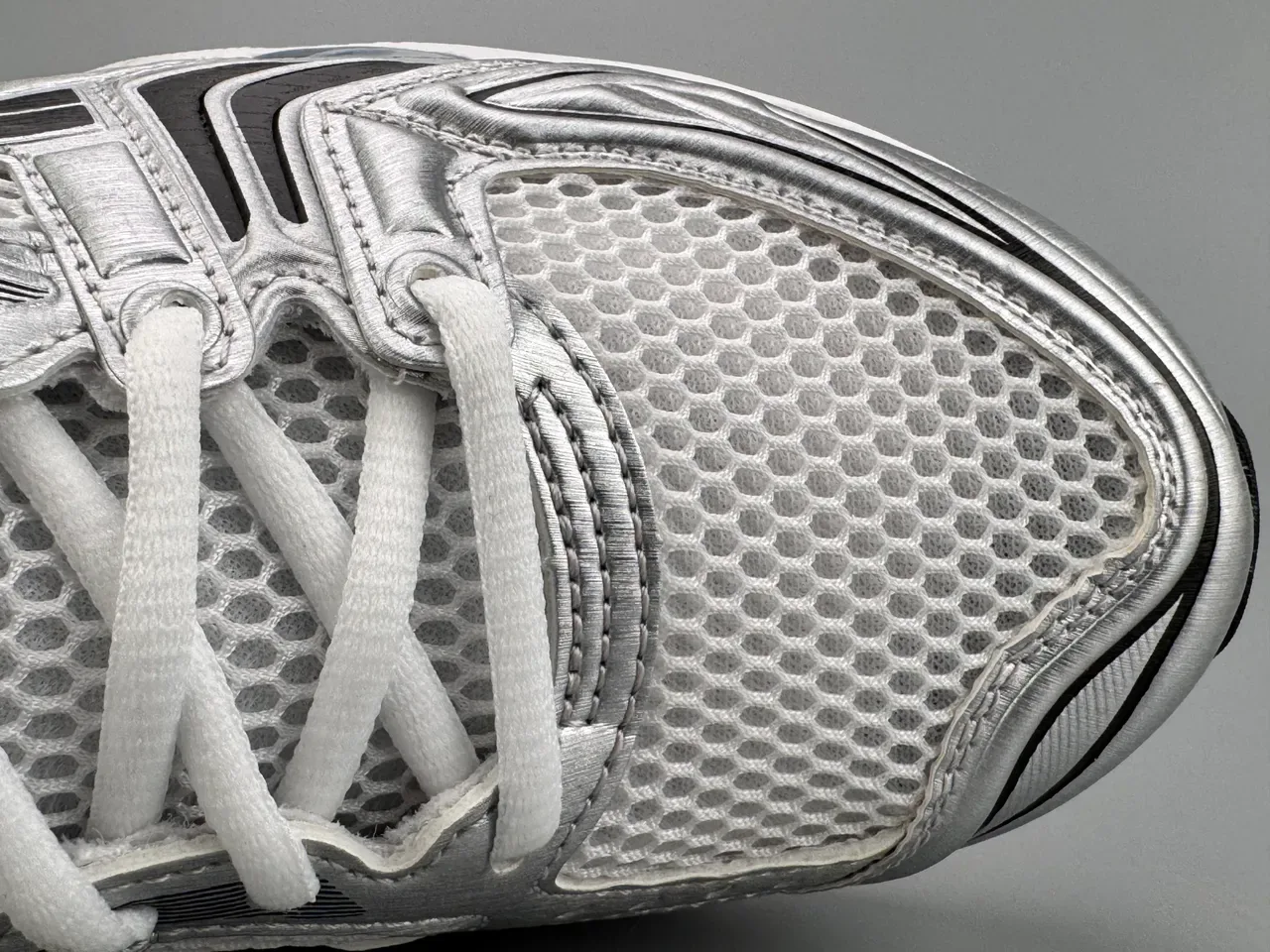 ASICS Silver Black Mesh And Synthetic Upper Tiger Stripe Overlay Running Shoes 6