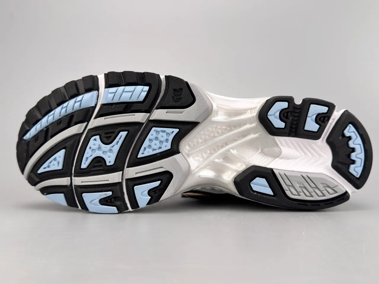 ASICS Silver Black Mesh And Synthetic Upper Tiger Stripe Overlay Running Shoes 8
