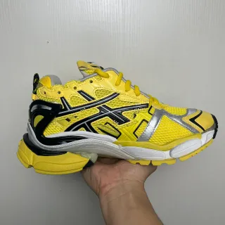 ASICS حذاء ركض أصفر أسود مع وجه علوي شبكي ومنتصف مصقول