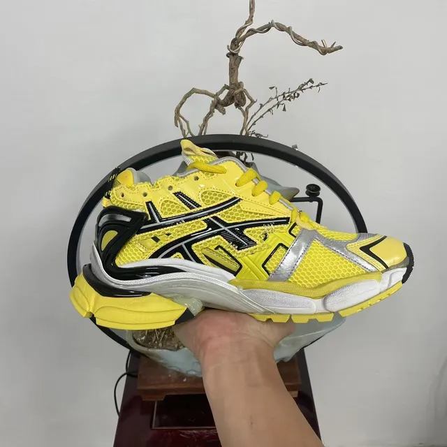 ASICS Yellow Black Mesh Upper Sculpted Midsole Running Shoes 6