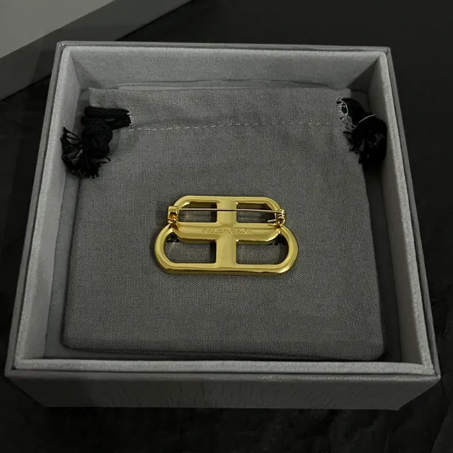 Balenciaga B-Buckle Broche perlée dorée 3