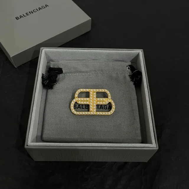 Balenciaga B-Buckle Broche perlée dorée 6