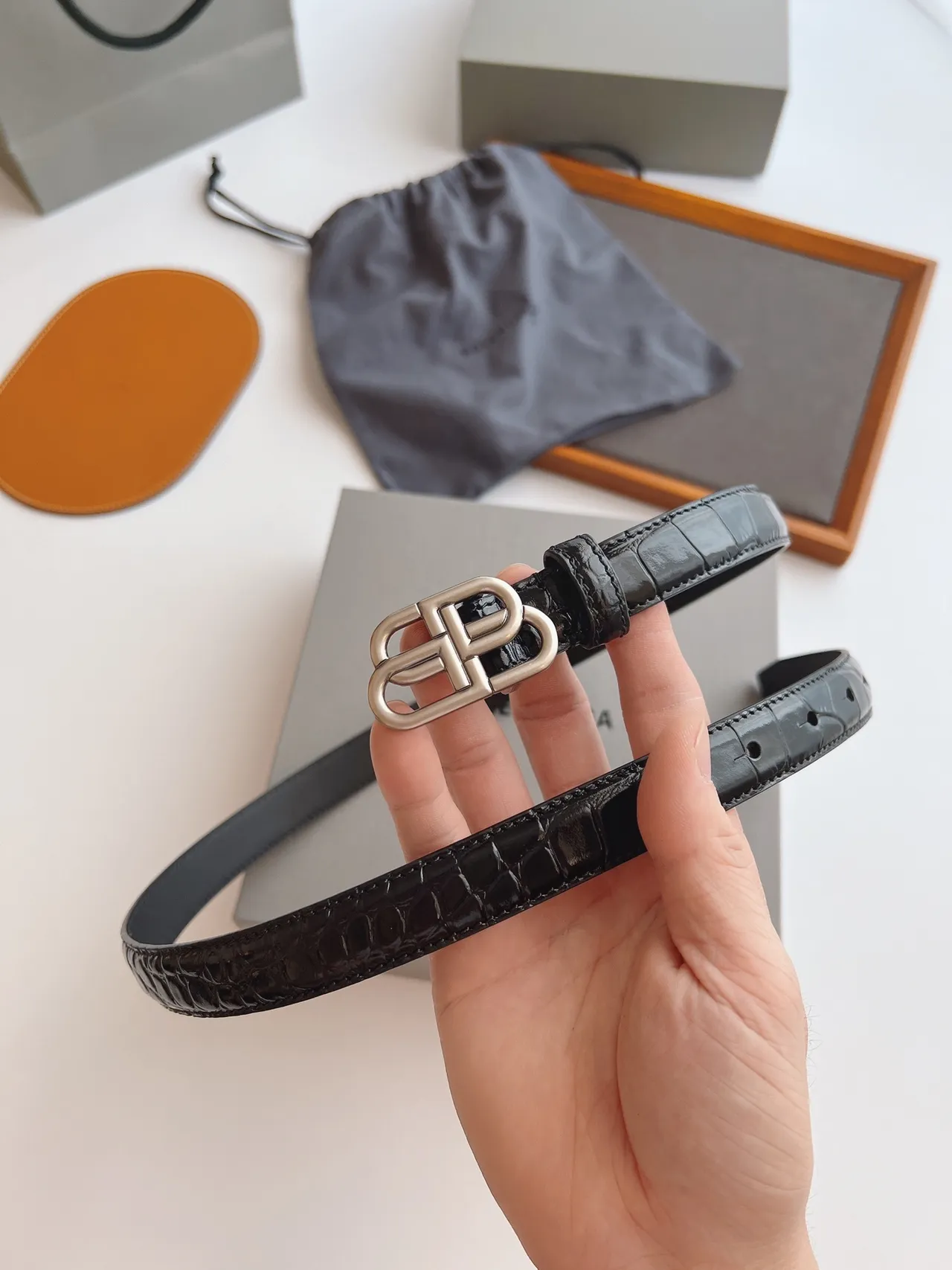 Balenciaga BB Belt কালো কুমির দাগানো চকচকে চামড়ার বেল্ট 3