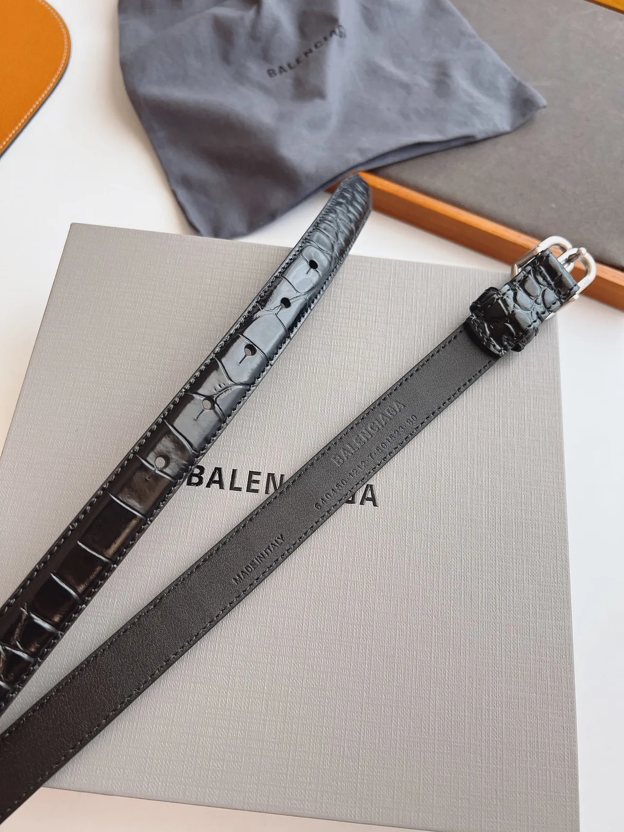 Balenciaga BB Belt কালো কুমির দাগানো চকচকে চামড়ার বেল্ট 4