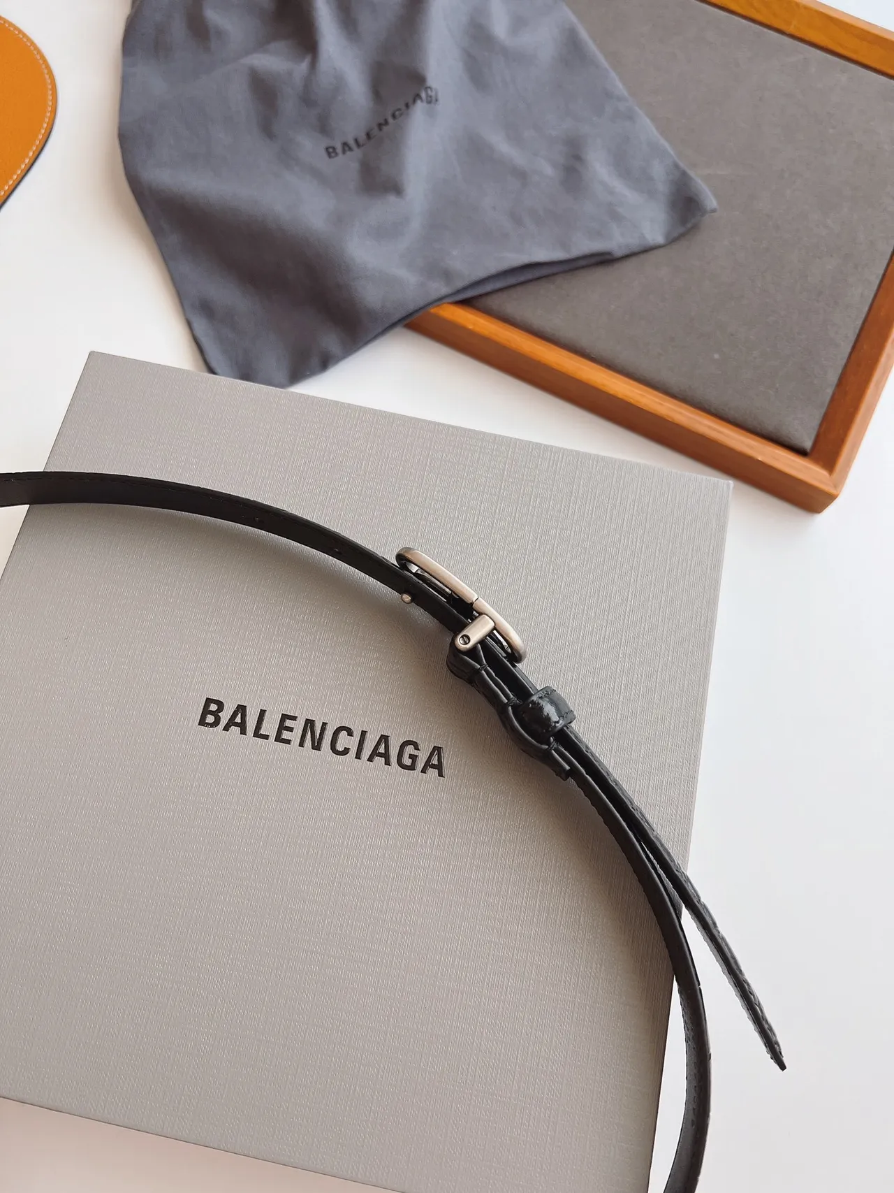 Balenciaga BB Belt কালো কুমির দাগানো চকচকে চামড়ার বেল্ট 5