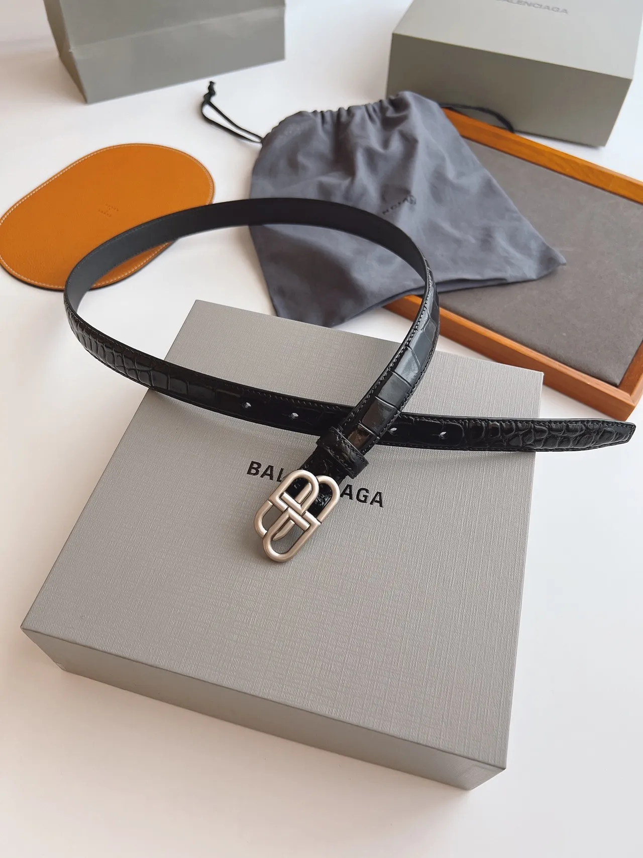 Balenciaga BB Belt কালো কুমির দাগানো চকচকে চামড়ার বেল্ট 6