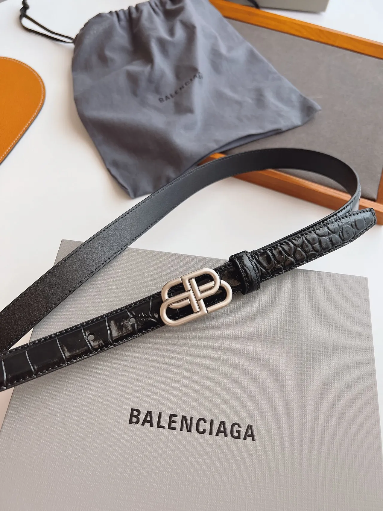Balenciaga BB Belt কালো কুমির দাগানো চকচকে চামড়ার বেল্ট 7