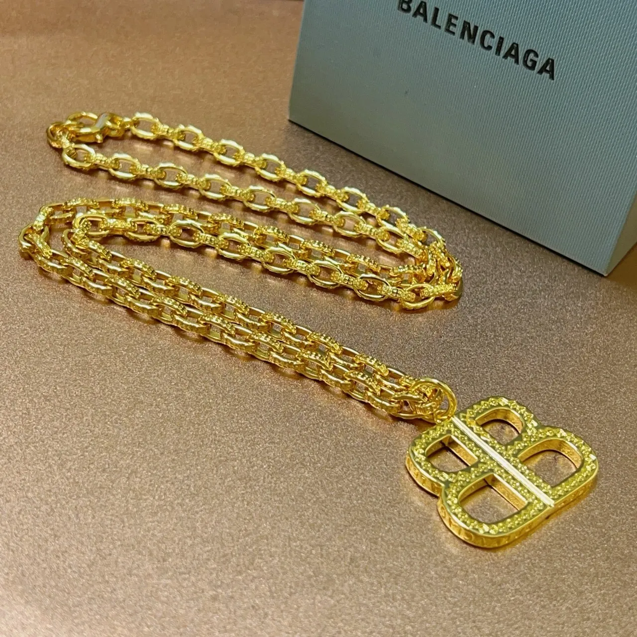 Balenciaga BB Logo Collier de chaîne texturé en or 2