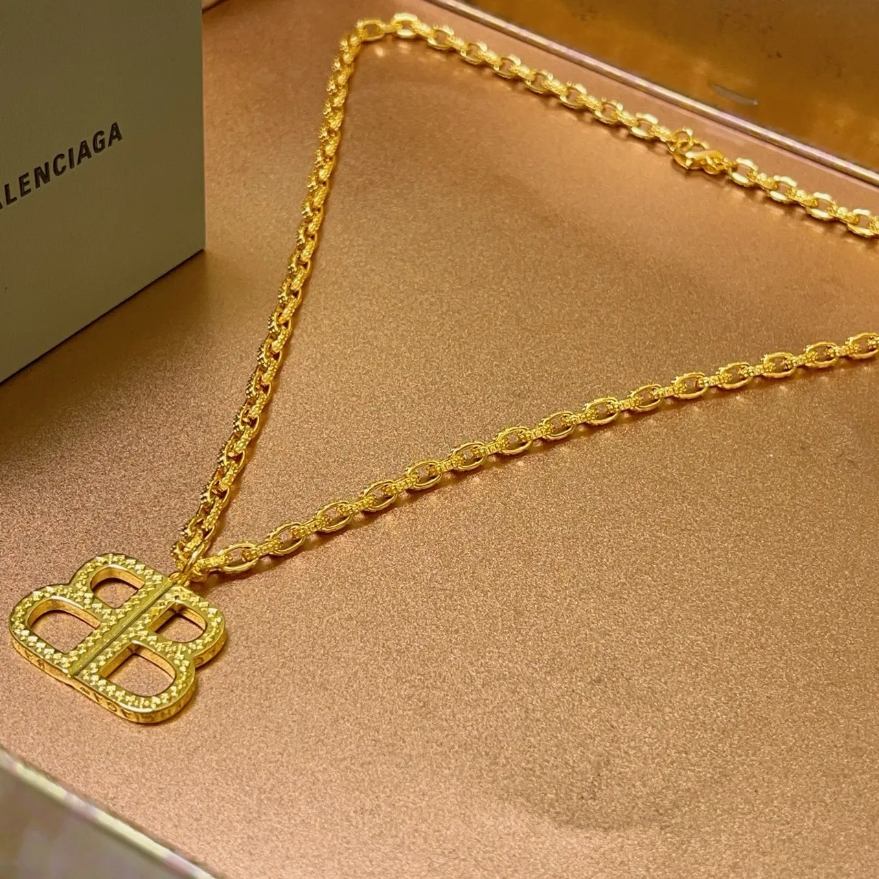 Balenciaga BB Logo Collier de chaîne texturé en or 3