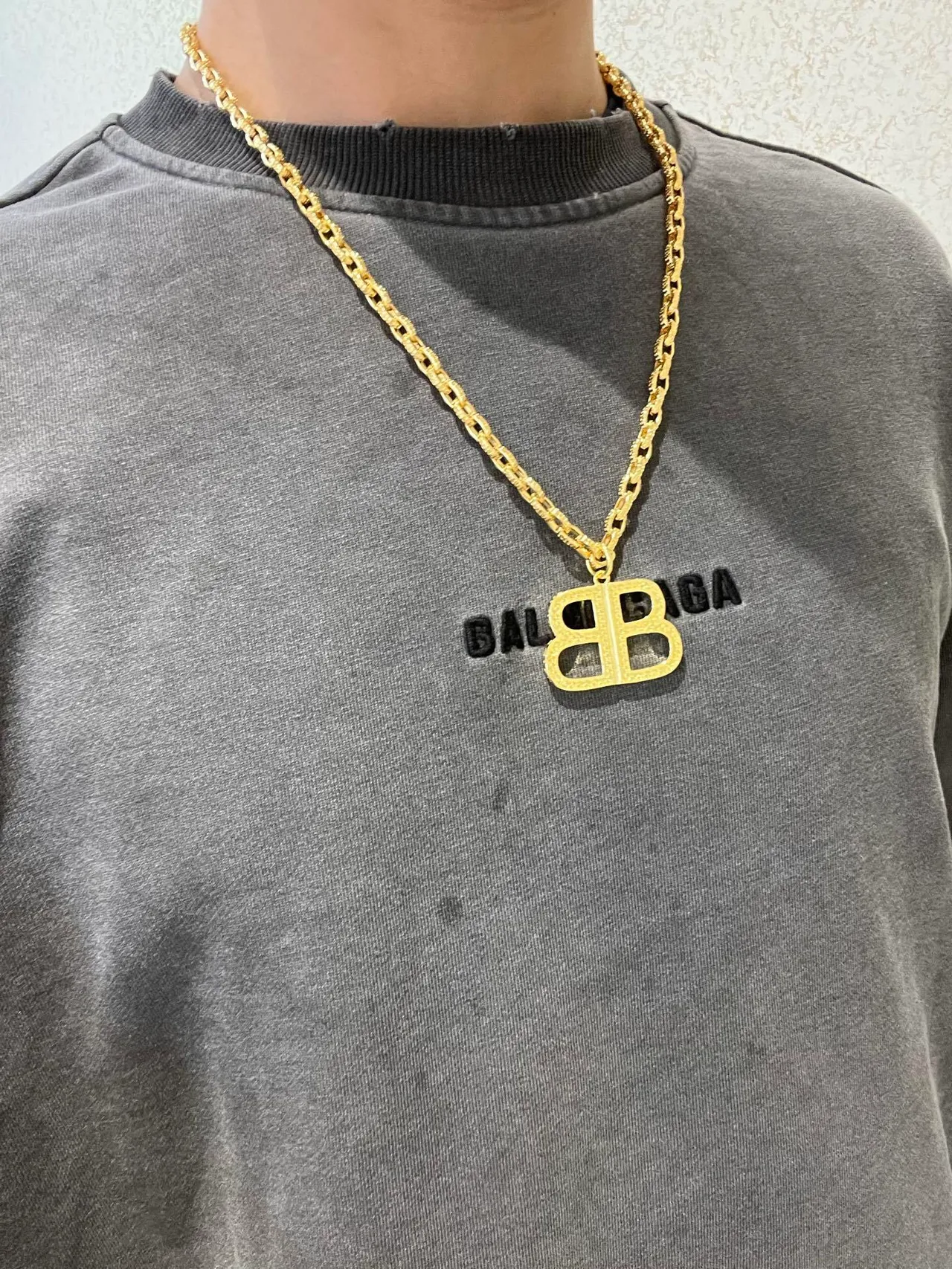 Balenciaga BB Logo Collier de chaîne texturé en or 4