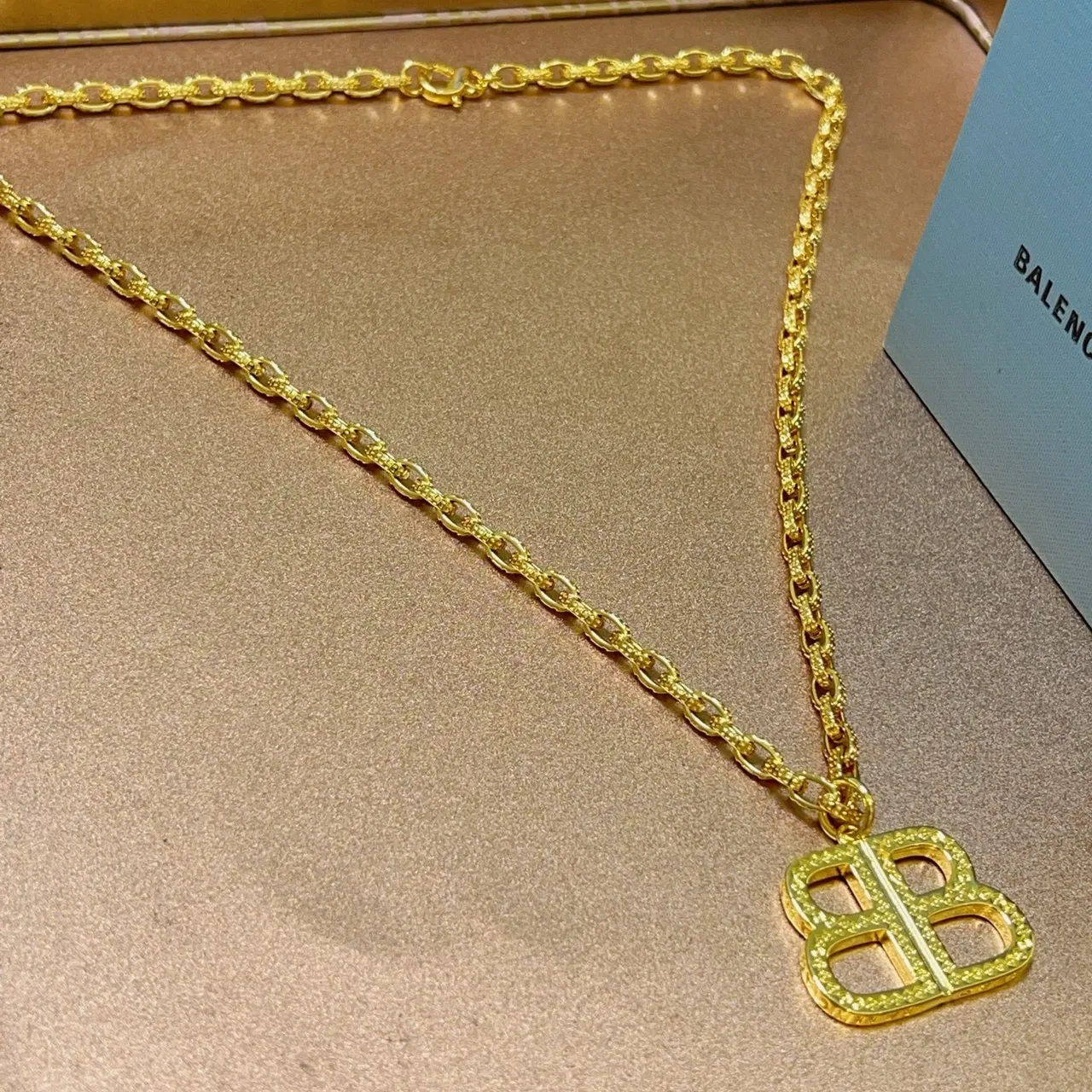 Balenciaga BB Logo Collier de chaîne texturé en or 5
