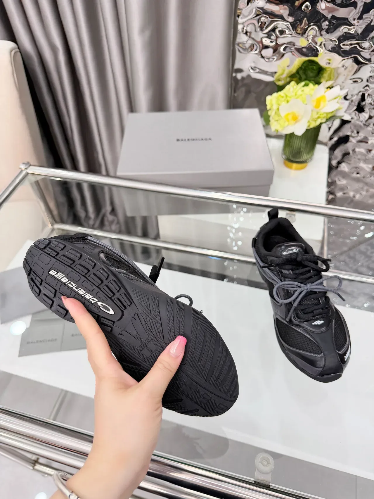 Balenciaga أحذية رياضية سوداء رمادية مع جزء علوي شبكي وصناعي وسول مصقول من المطاط لايف ستايل 2