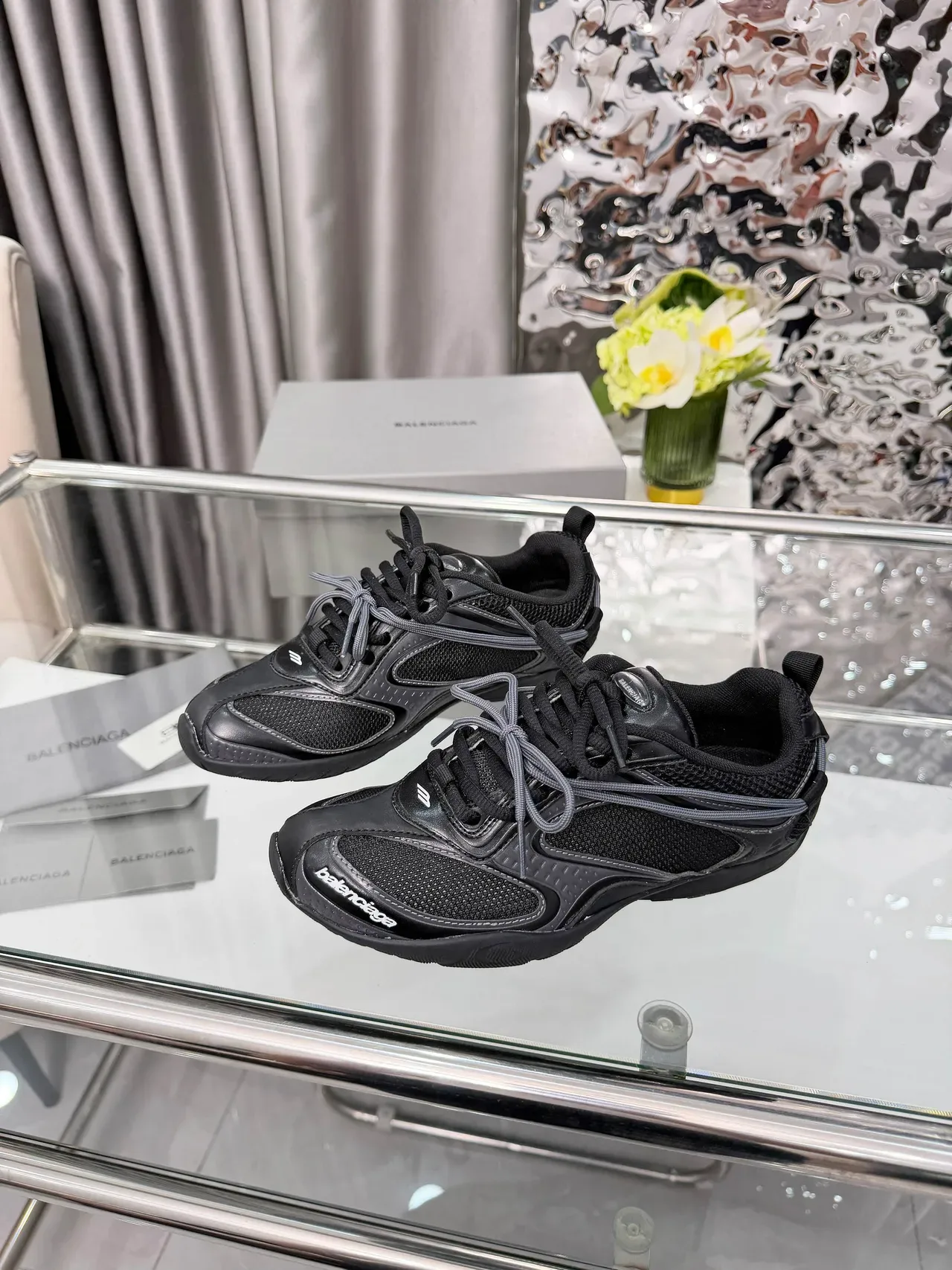 Balenciaga أحذية رياضية سوداء رمادية مع جزء علوي شبكي وصناعي وسول مصقول من المطاط لايف ستايل 3