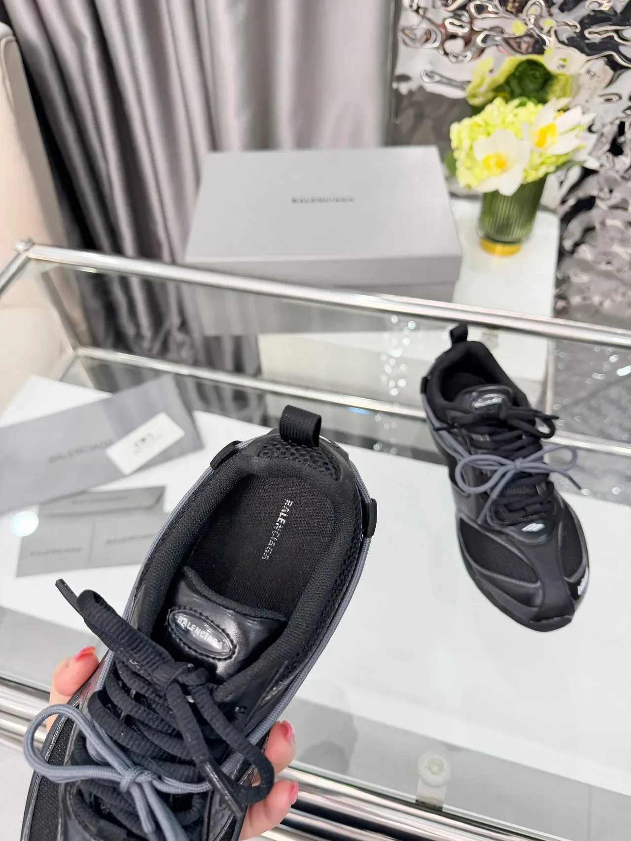 Balenciaga أحذية رياضية سوداء رمادية مع جزء علوي شبكي وصناعي وسول مصقول من المطاط لايف ستايل 5