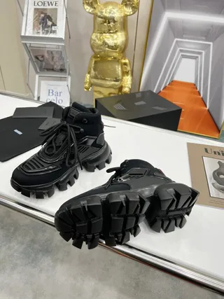 Balenciaga Chaussures chunky noires à semelle lug hautes 2