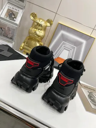 Balenciaga Chaussures chunky noires à semelle lug hautes 4