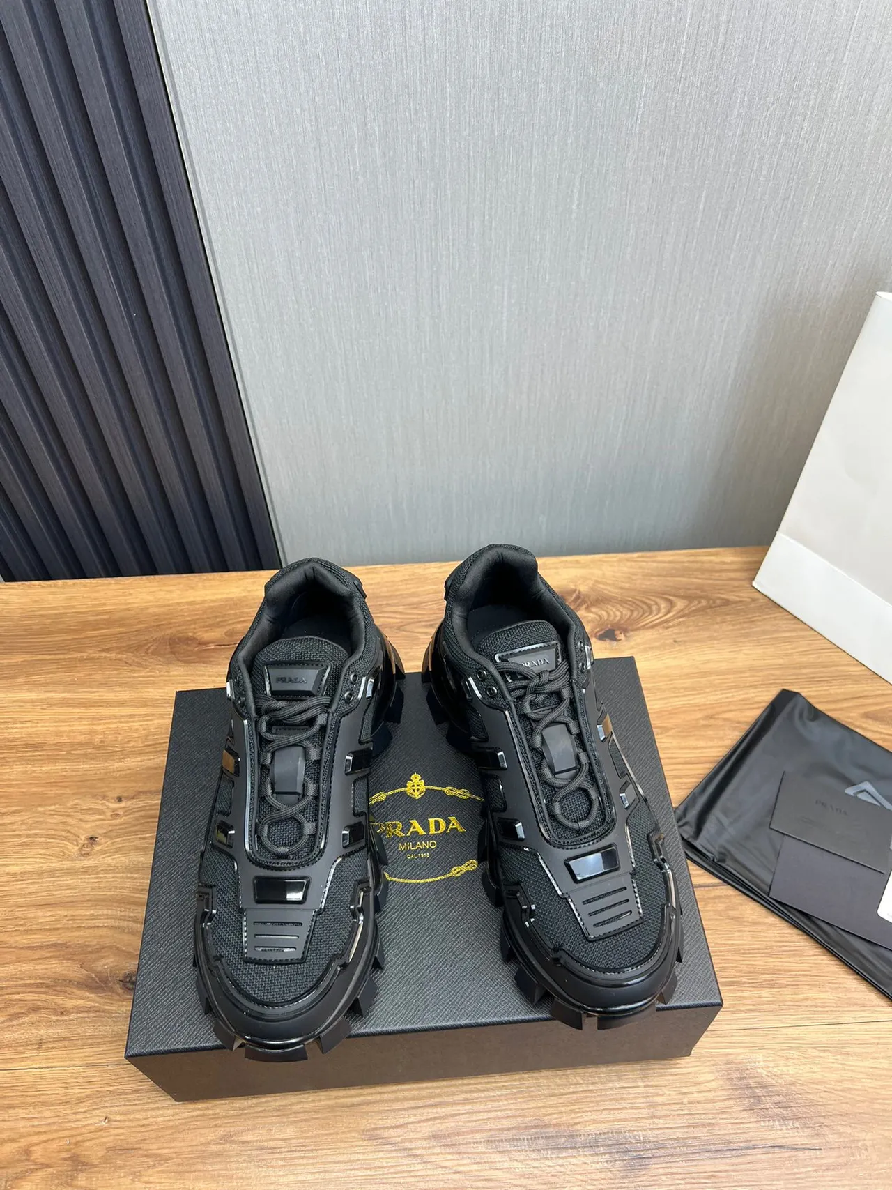 Balenciaga Zapatillas Negros Monocromáticas con Suela Lug Chunky 2