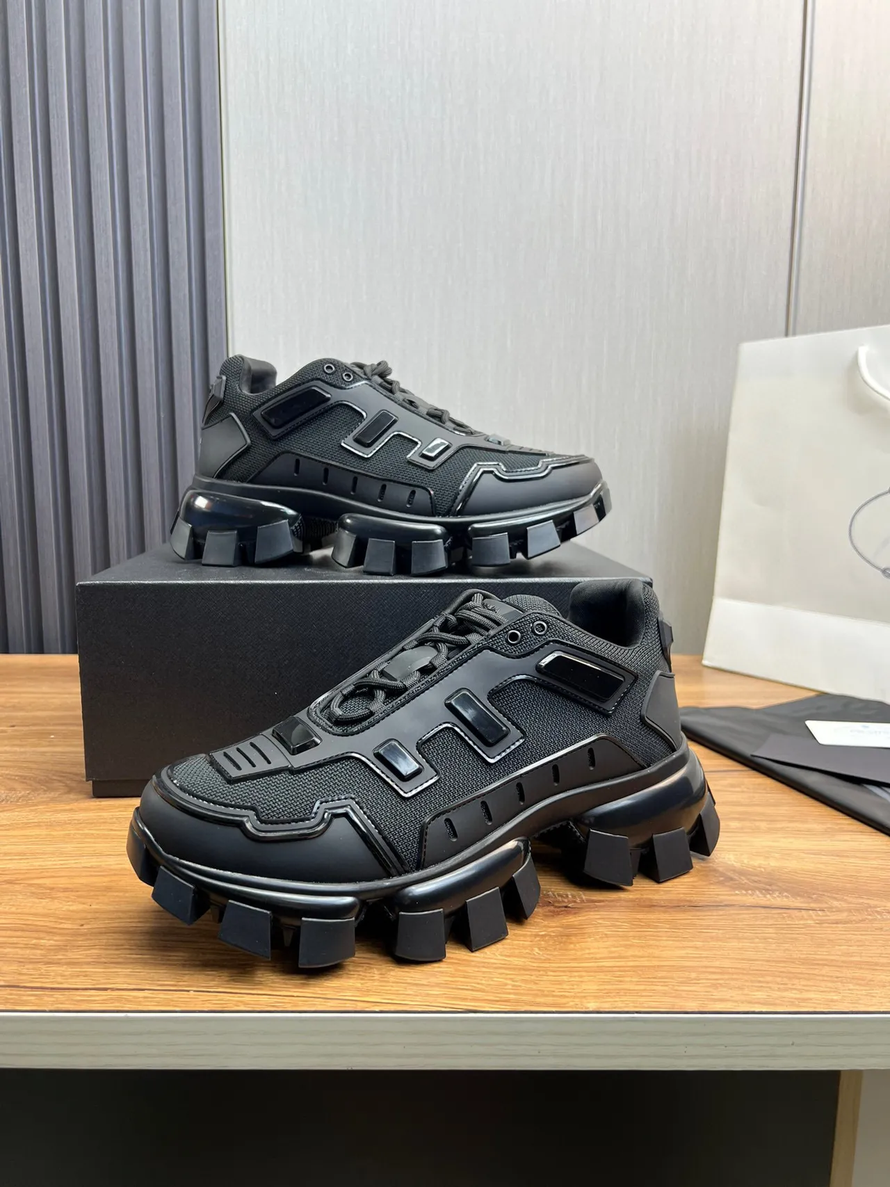 Balenciaga Zapatillas Negros Monocromáticas con Suela Lug Chunky 3